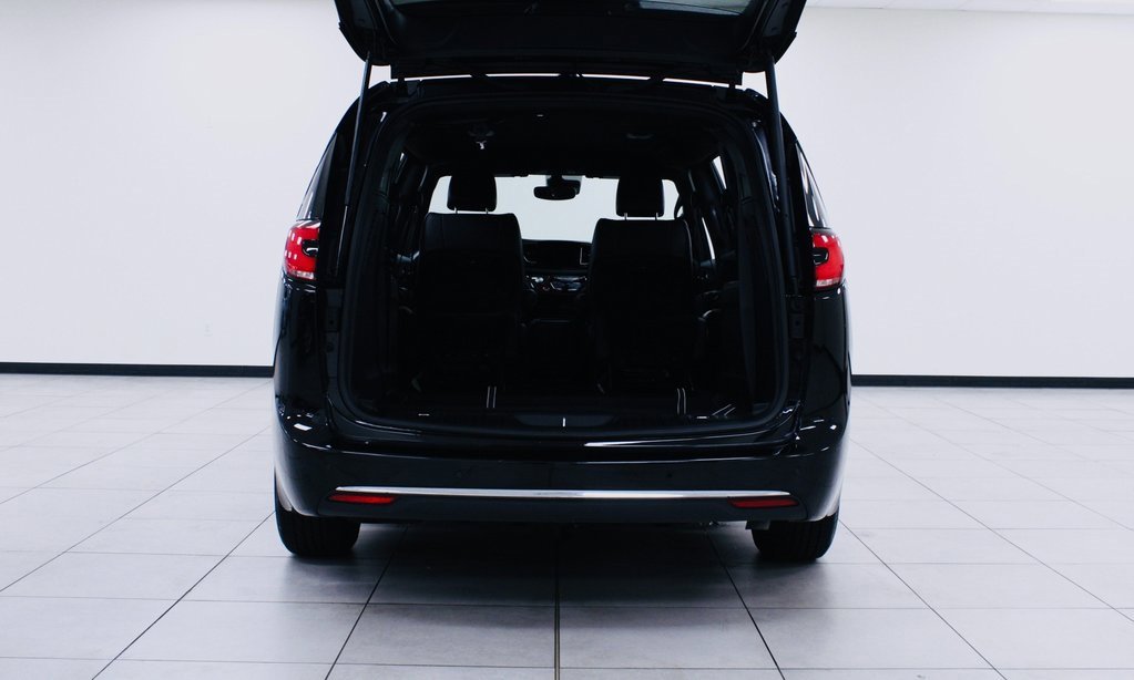 Used 2025 Chrysler Pacifica Select image 14