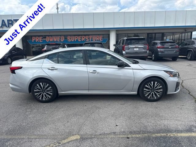 Used 2024 Nissan Altima 2.5 SV FWD image 2