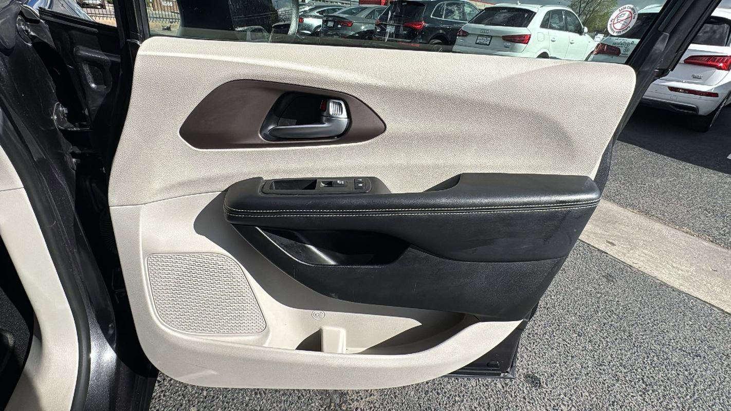 Used 2023 Chrysler Voyager LX image 21