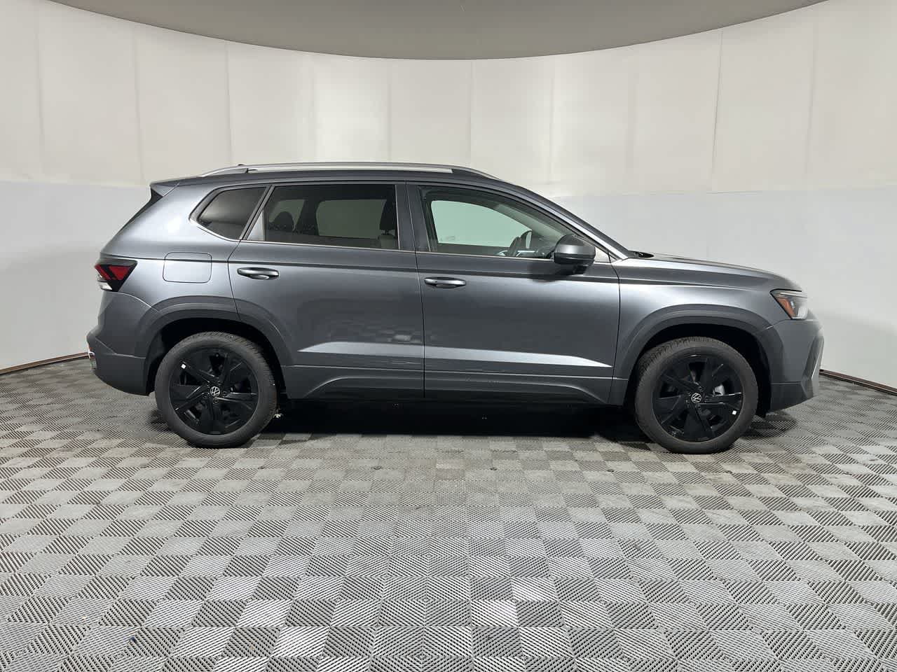 Used 2025 Volkswagen Taos SE w/ Black Wheel Package FWD image 9