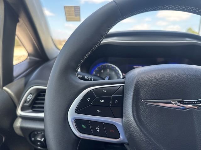 Used 2025 Chrysler Pacifica Select image 10