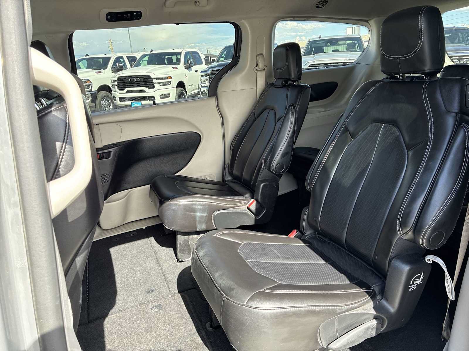 Used 2023 Chrysler Pacifica Touring-L FWD image 23