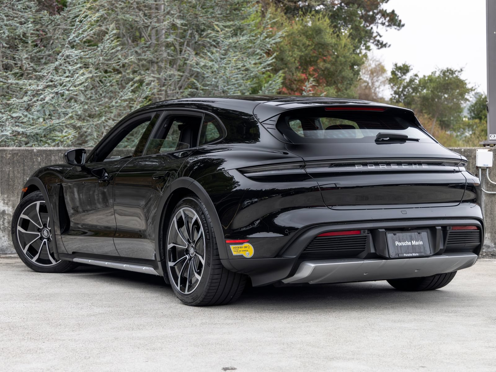 Certified 2022 Porsche Taycan 4 Cross Turismo AWD/4WD image 3