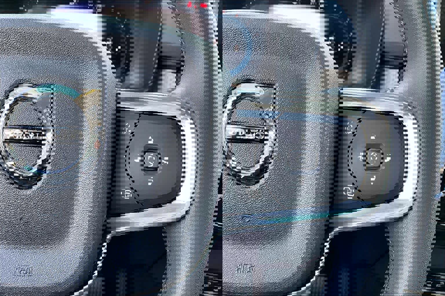 Used 2023 Volvo XC40 B5 Core w/ Convenience Package image 25