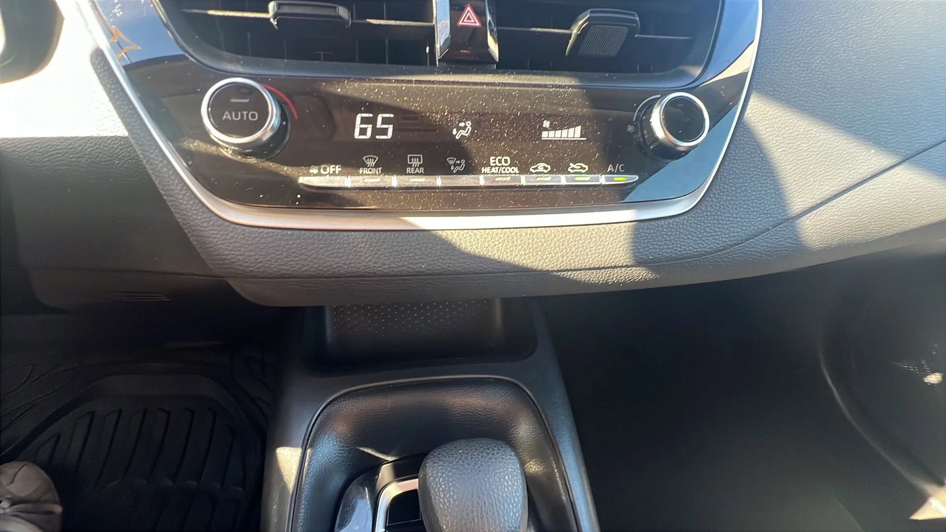 Used 2022 Toyota Corolla LE image 18