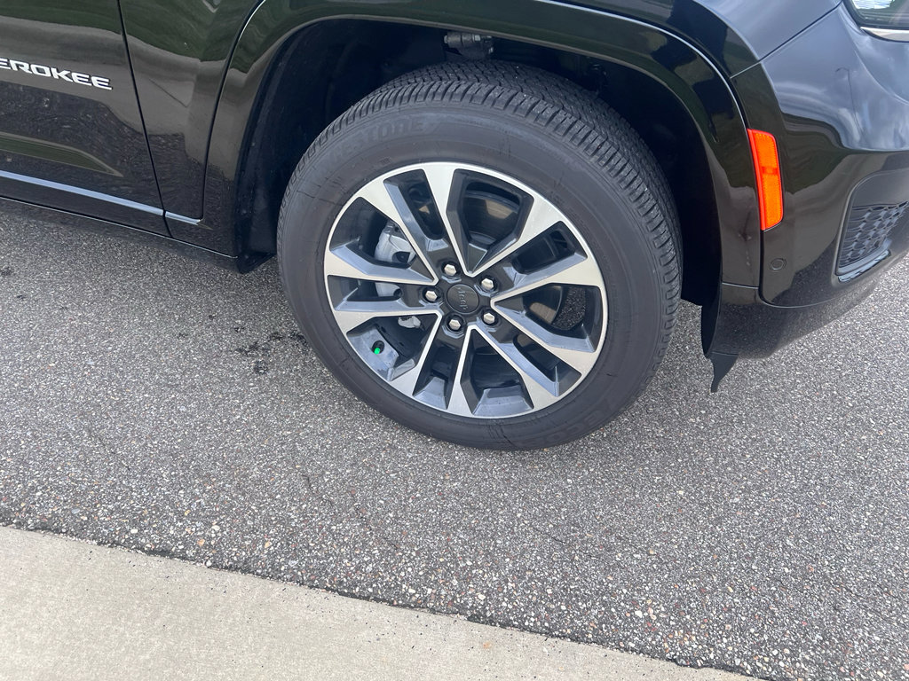Certified 2025 Jeep Grand Cherokee L Overland w/ Advanced Protech Group III AWD/4WD image 29
