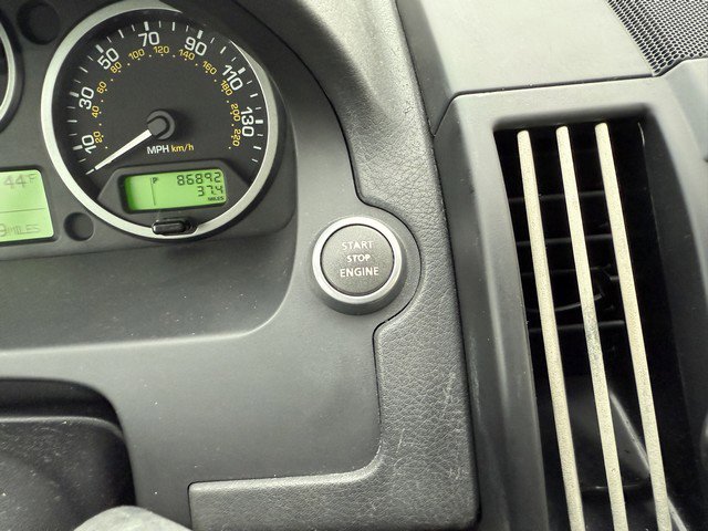 Used 2011 Land Rover LR2 HSE image 40