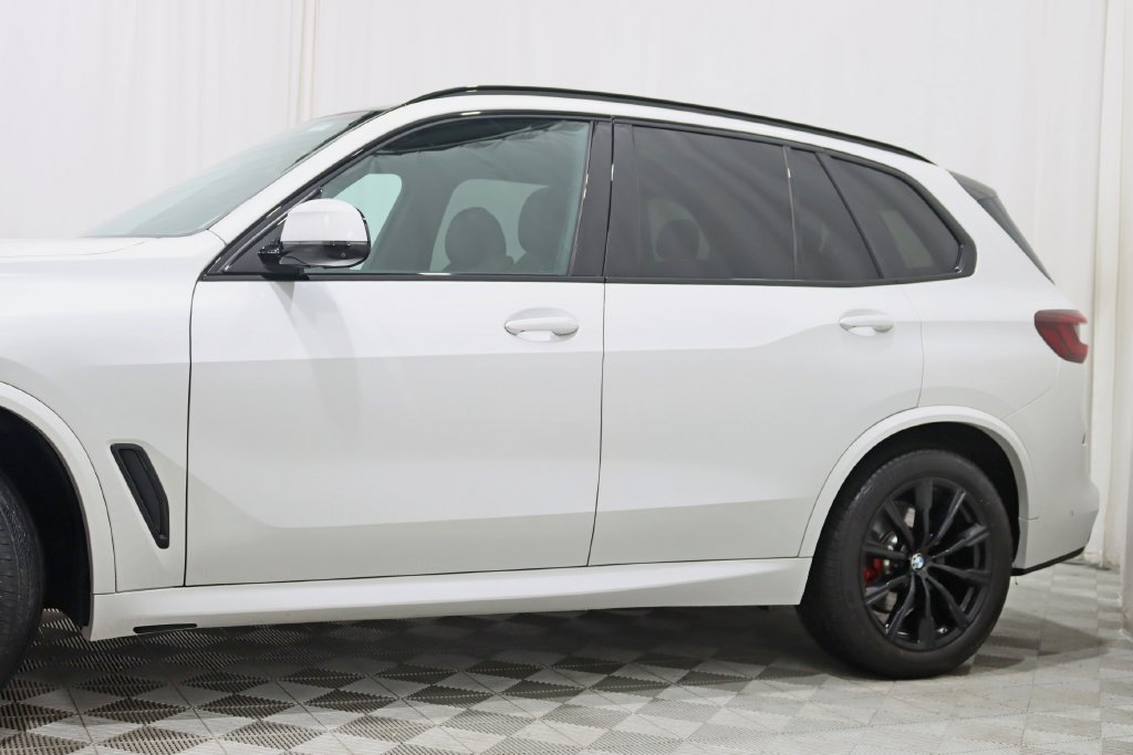 Used 2023 BMW X5 xDrive40i w/ M Sport Package AWD/4WD image 3