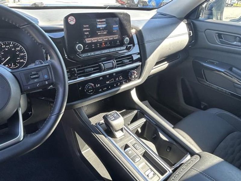 Used 2025 Nissan Pathfinder SV image 10