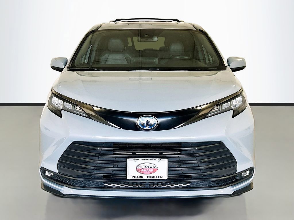 Used 2023 Toyota Sienna XLE Woodland Edition image 2