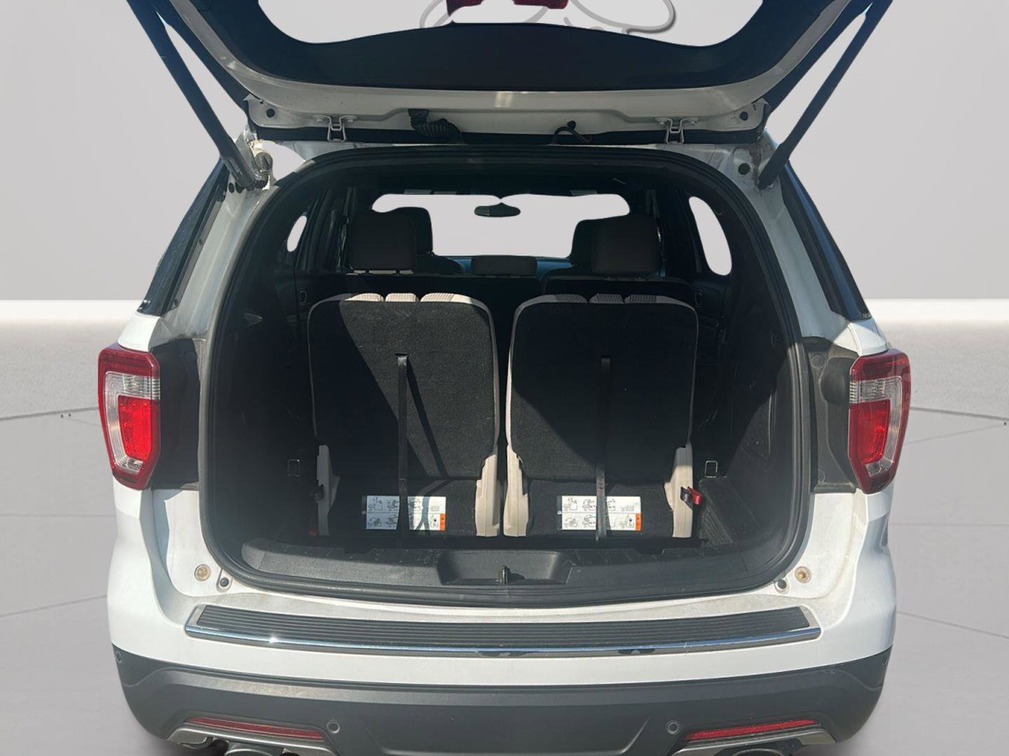 Used 2018 Ford Explorer XLT w/ Equipment Group 201A image 10