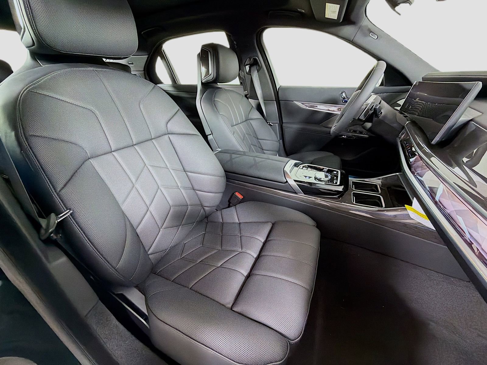 New 2026 BMW 750e xDrive image 31