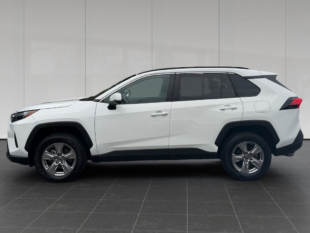 Used 2025 Toyota RAV4 XLE AWD/4WD image 2
