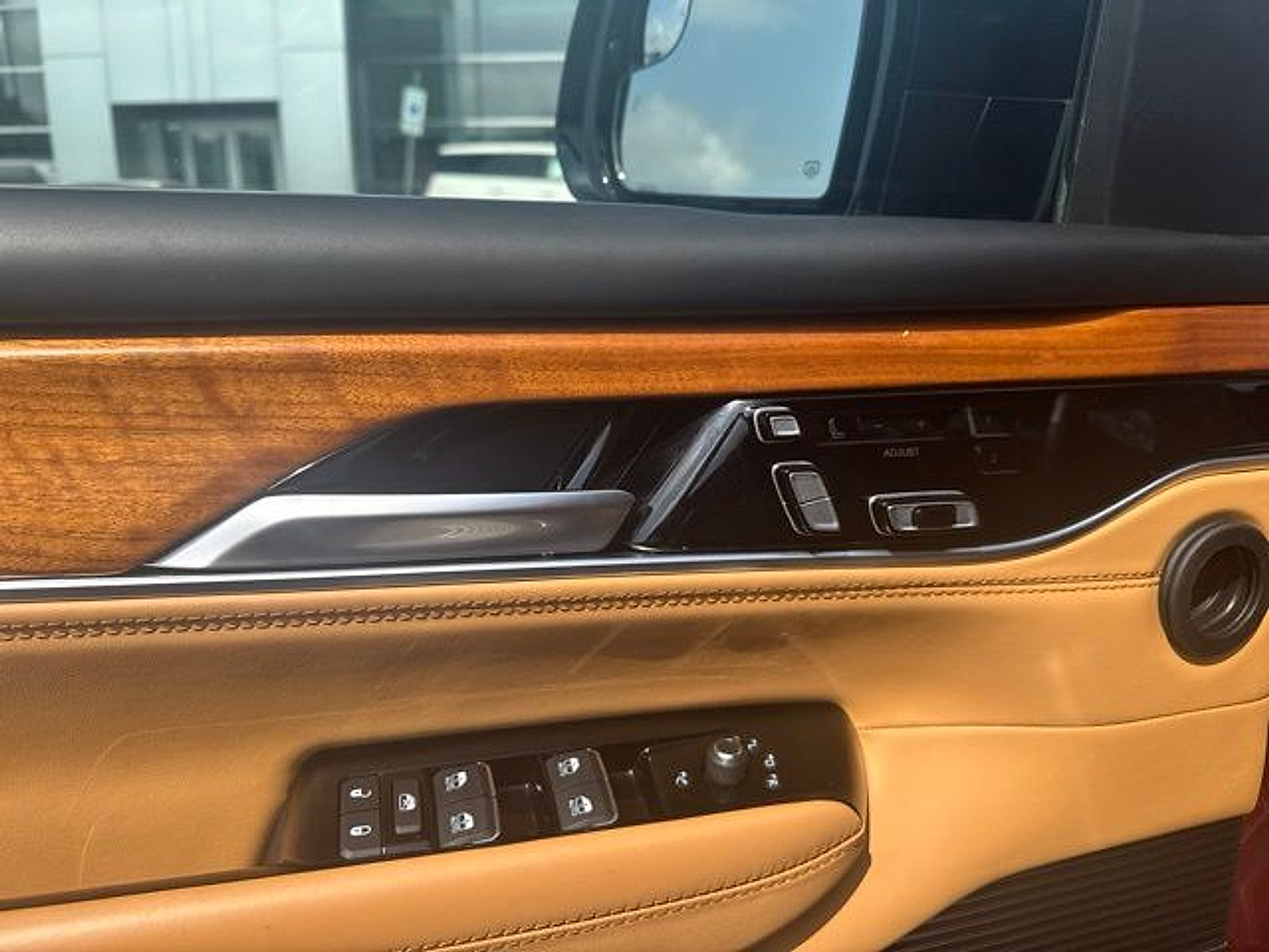 Used 2025 Jeep Grand Wagoneer L Series III AWD/4WD image 39