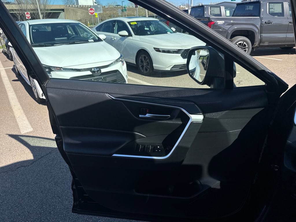 Used 2023 Toyota RAV4 AWD Hybrid image 31