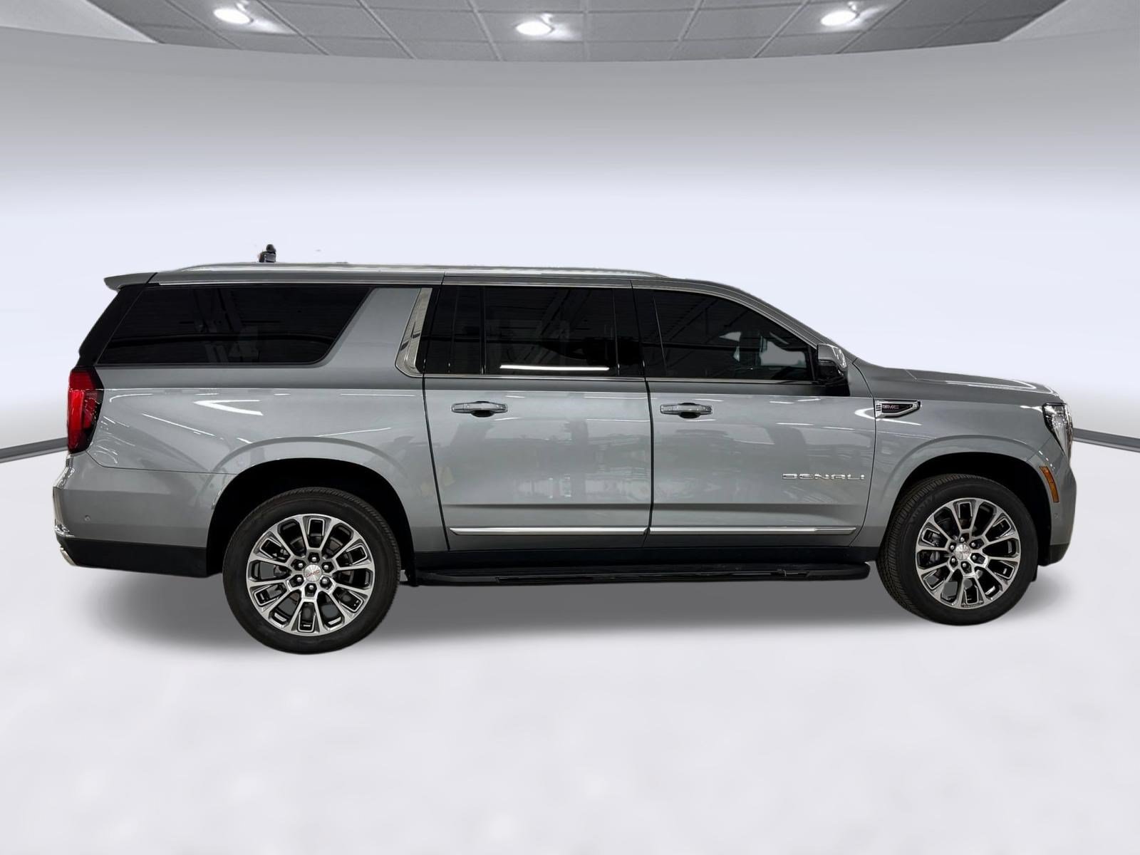 Used 2025 GMC Yukon XL Denali AWD/4WD image 8