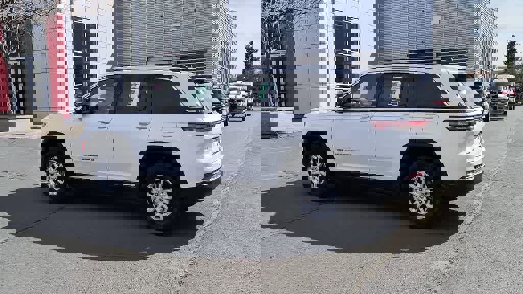 Used 2023 Jeep Grand Cherokee Laredo image 6