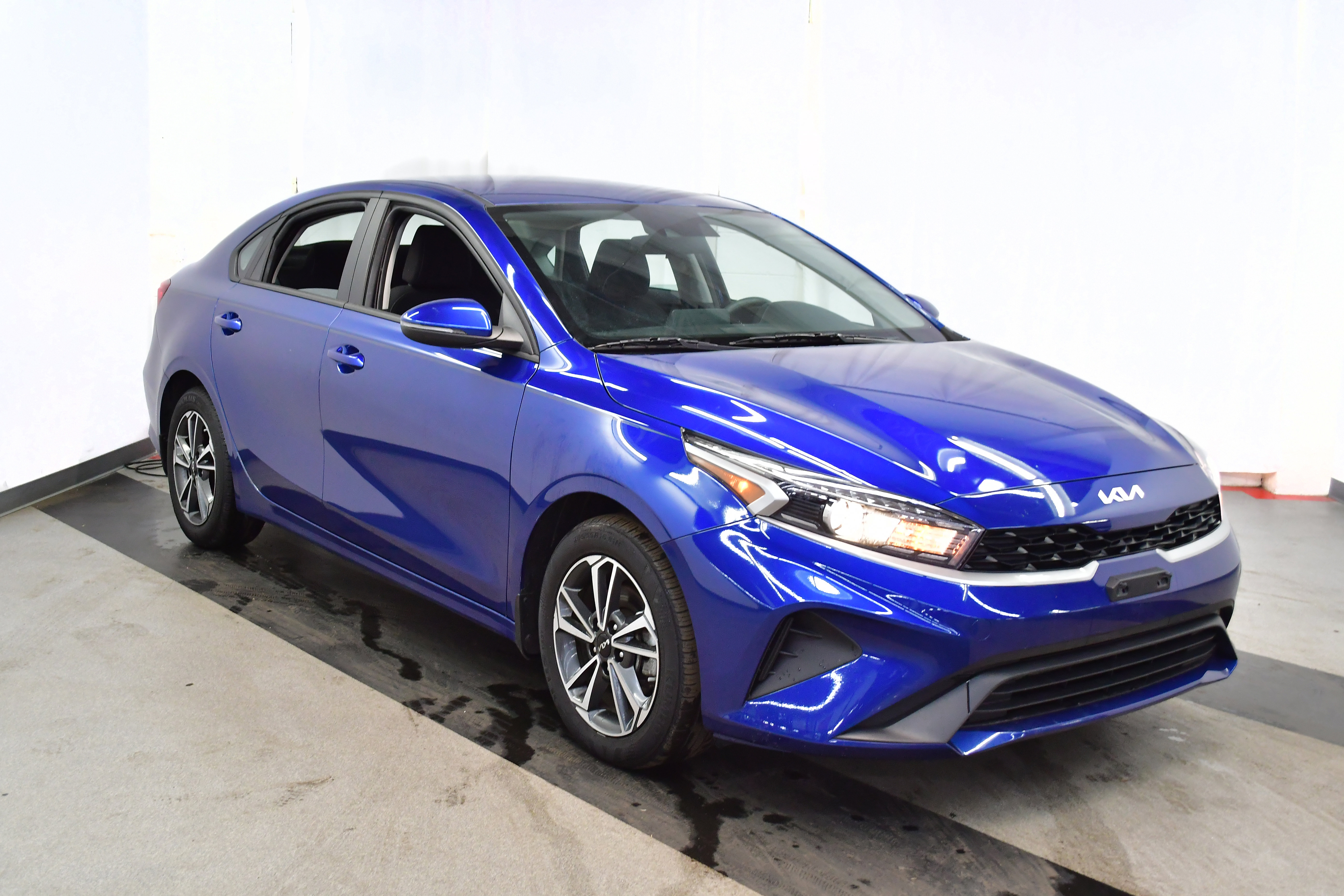 Used 2023 Kia Forte LXS w/ LXS Technology Package image 2