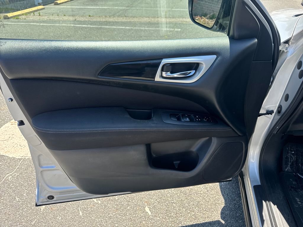 Used 2017 Nissan Pathfinder SV FWD image 19