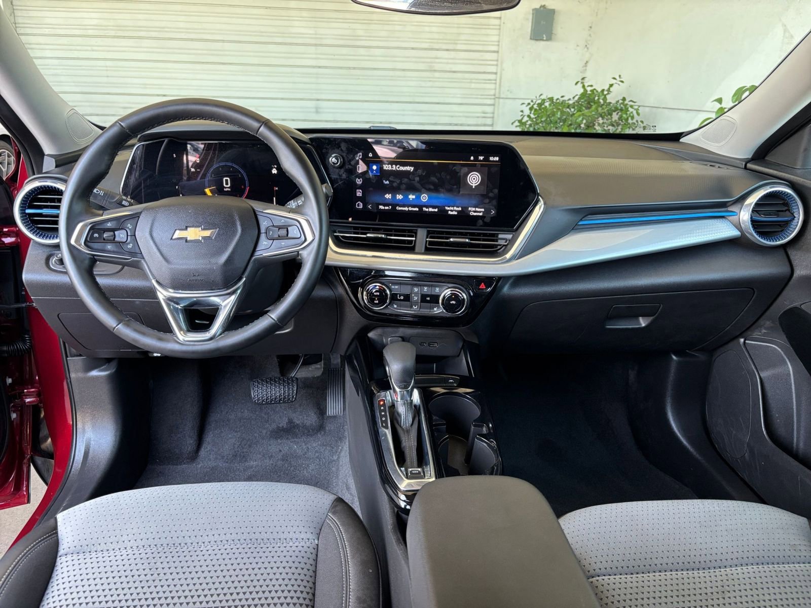Used 2025 Chevrolet Trax LT w/ LT Convenience Package FWD image 33