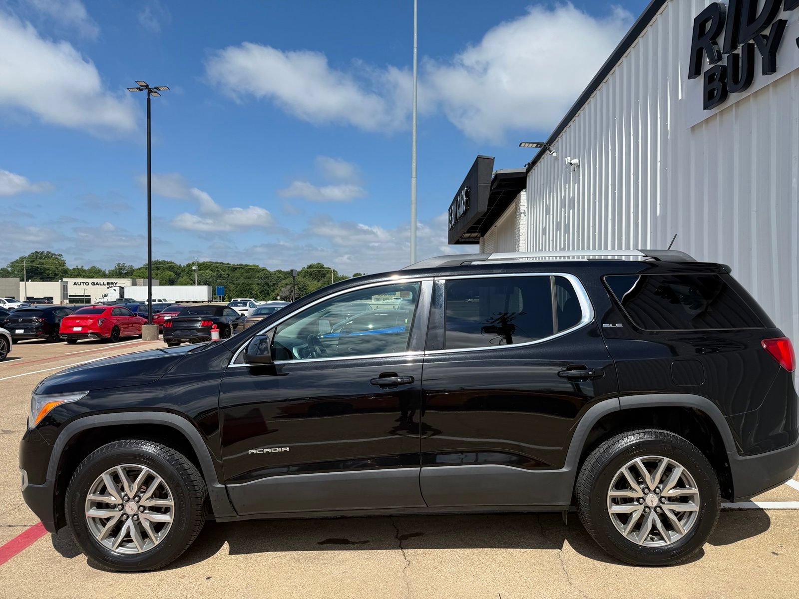 Used 2017 GMC Acadia SLE FWD image 3