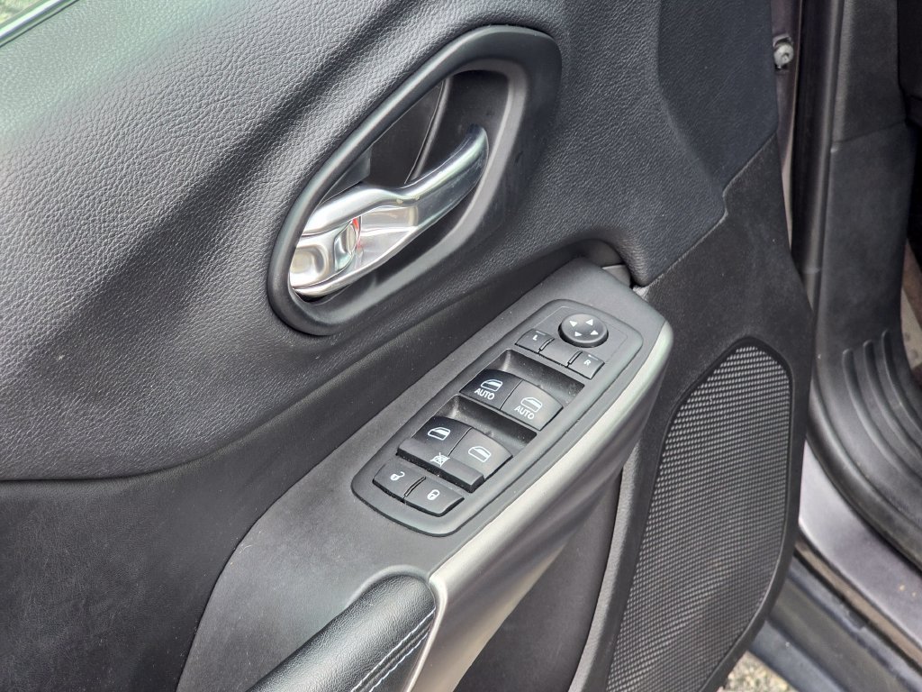 Used 2019 Jeep Cherokee Latitude Plus w/ Comfort/Convenience Group AWD/4WD image 37