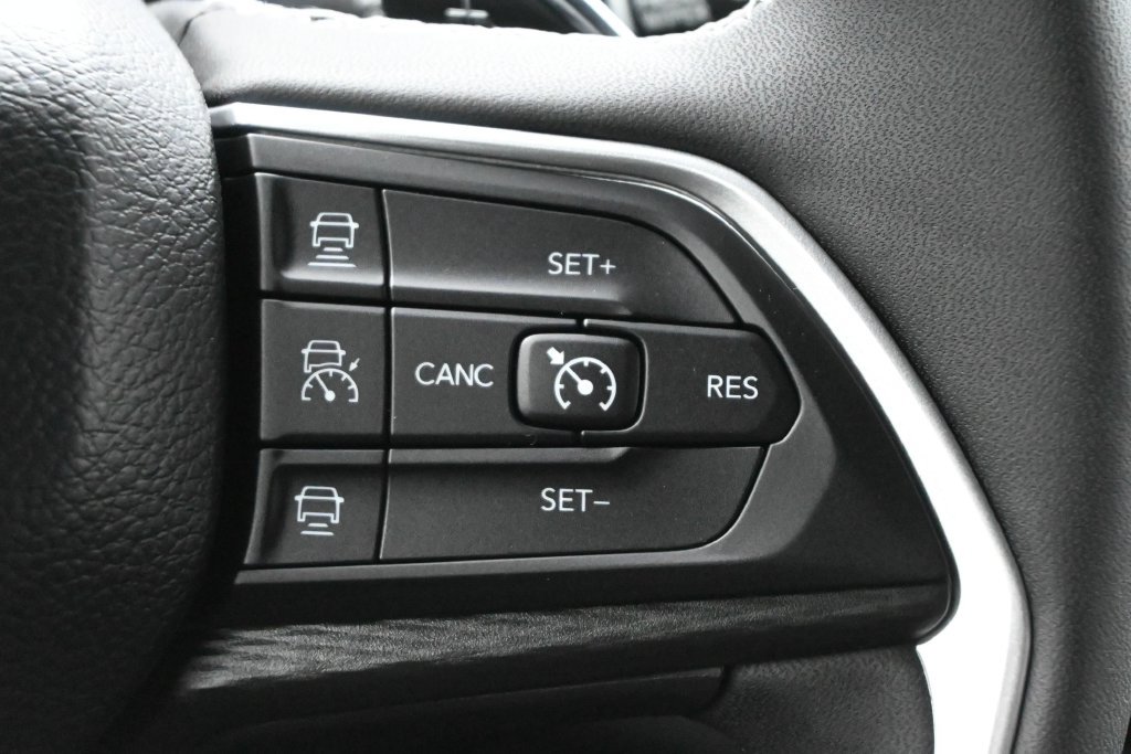 Used 2023 Jeep Grand Cherokee Altitude RWD image 7