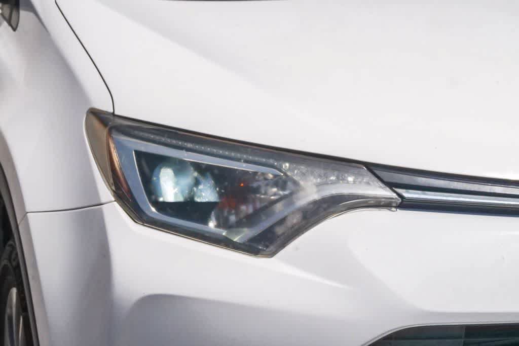Used 2018 Toyota RAV4 XLE AWD/4WD image 4
