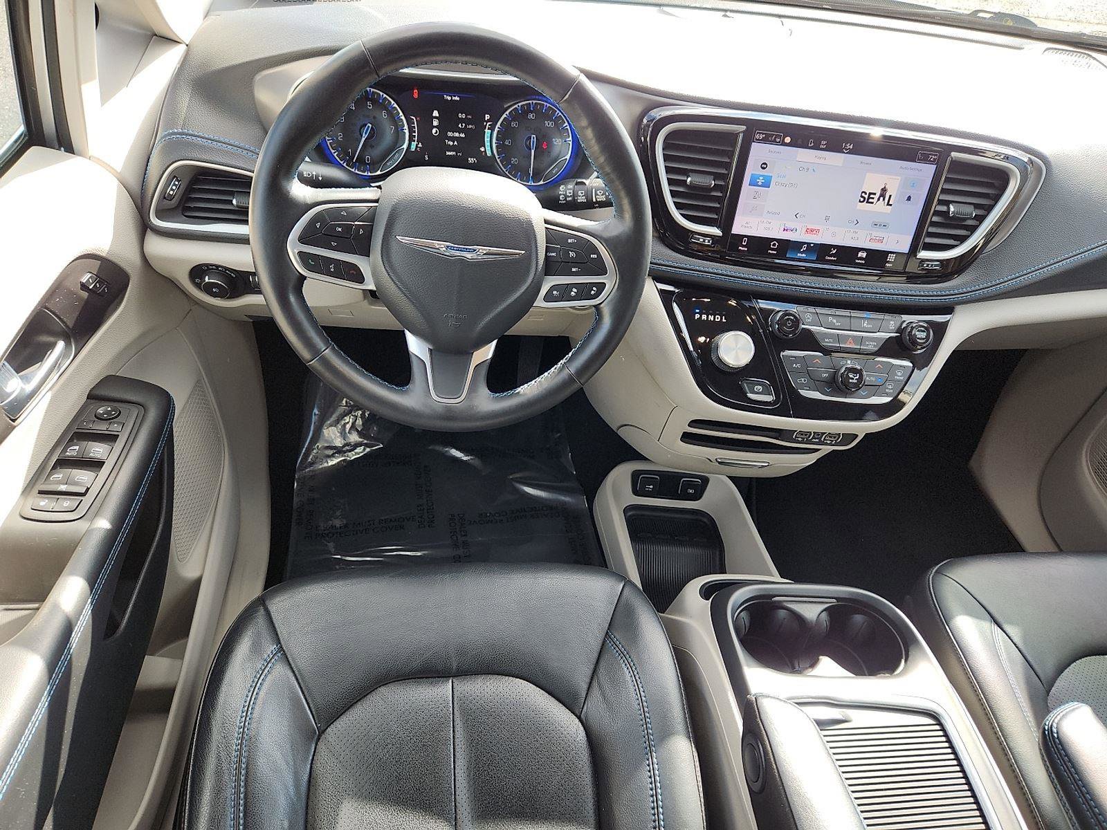 Certified 2021 Chrysler Pacifica Touring-L image 13