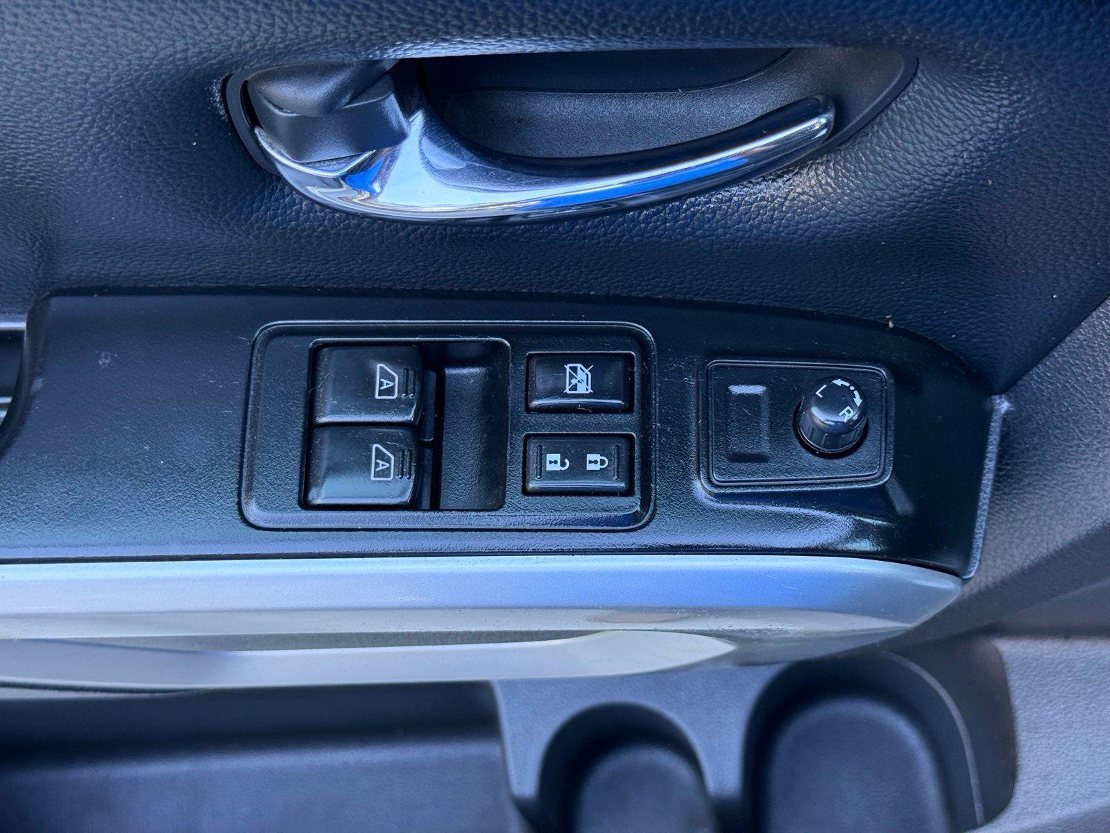 Used 2017 Nissan Titan SV RWD image 13