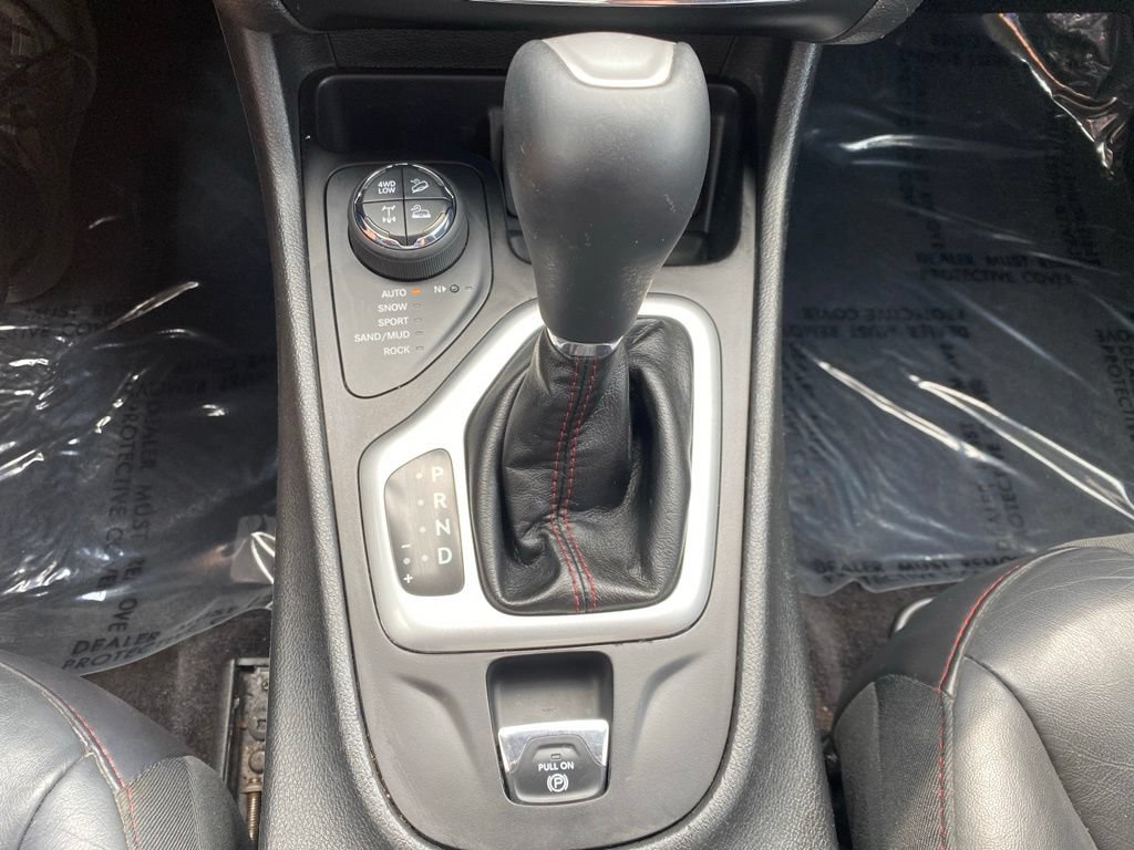 Used 2018 Jeep Cherokee Trailhawk AWD/4WD image 34