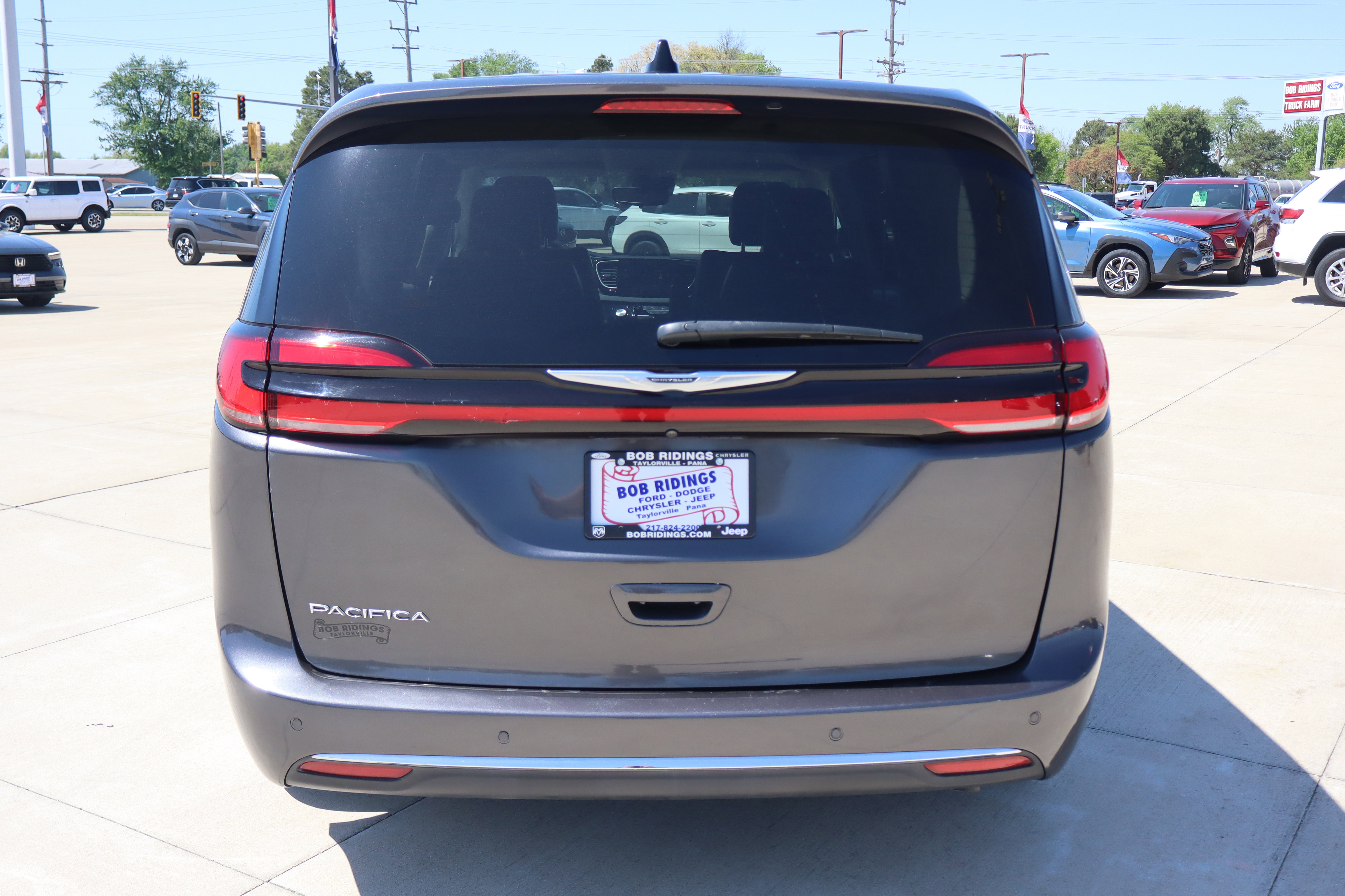 Used 2023 Chrysler Pacifica Touring-L FWD image 7