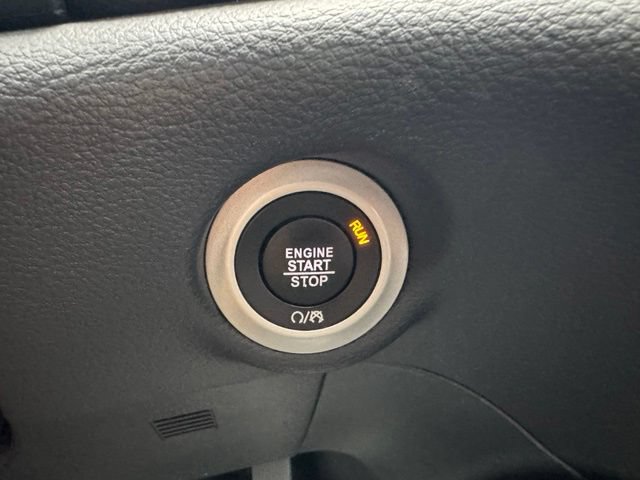 Used 2025 Chrysler Pacifica Limited FWD image 17