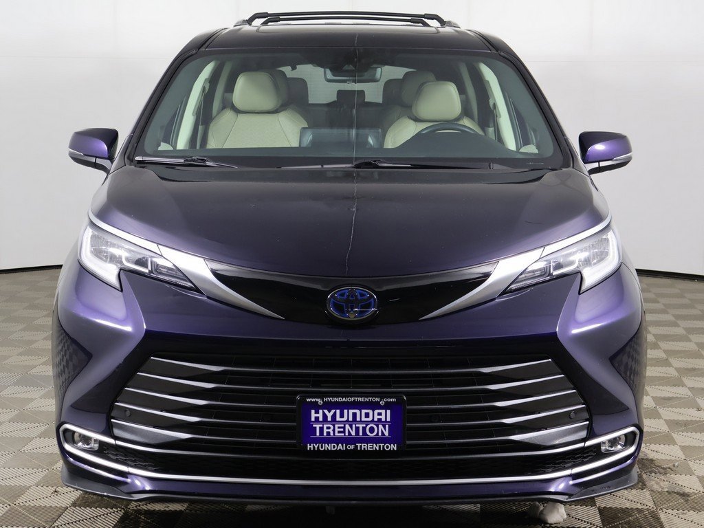 Used 2022 Toyota Sienna Limited image 13