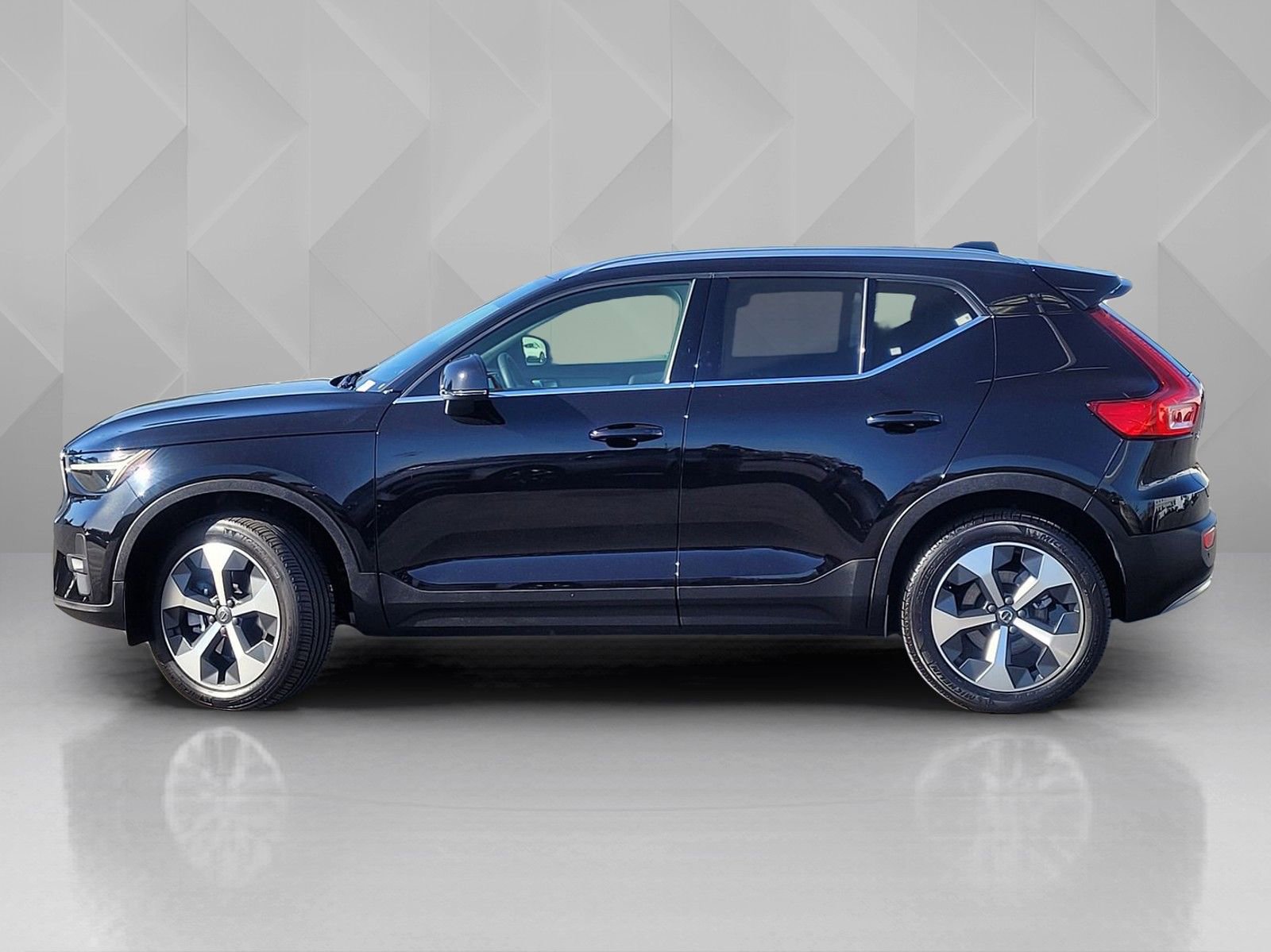 Certified 2023 Volvo XC40 B5 Plus w/ Protection Package Premier image 3
