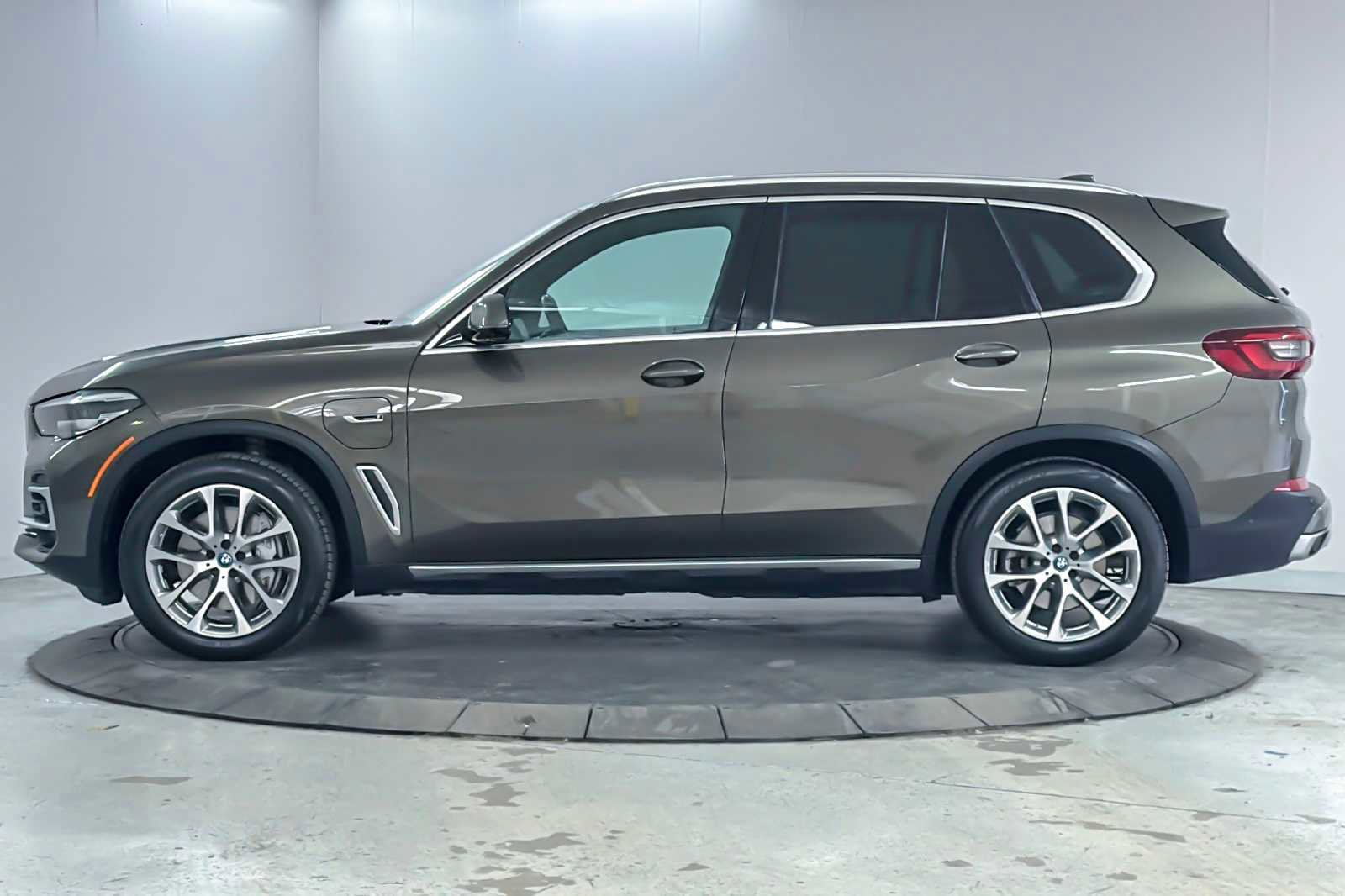 Used 2023 BMW X5 xDrive45e w/ Climate Comfort Package image 5