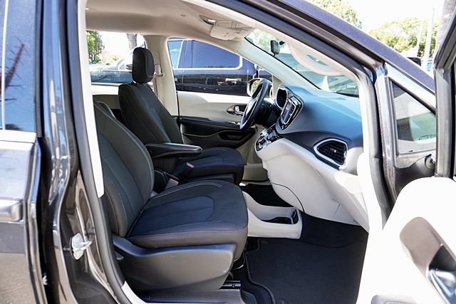 Used 2022 Chrysler Voyager LX FWD image 11