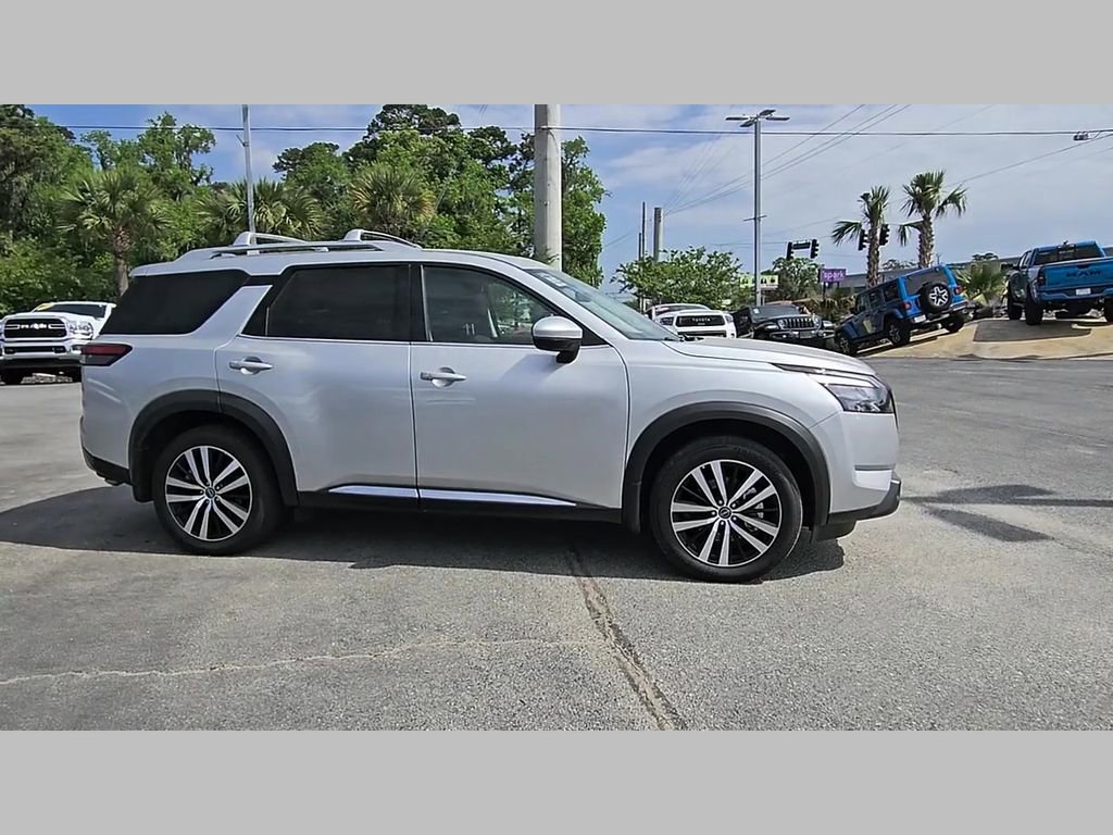 Used 2025 Nissan Pathfinder Platinum w/ Black Appearance Package image 36