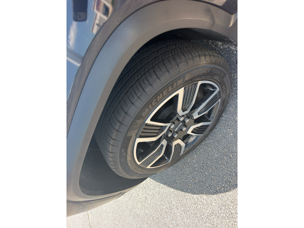 Used 2021 GMC Acadia SLE w/ Driver Convenience Package FWD image 8