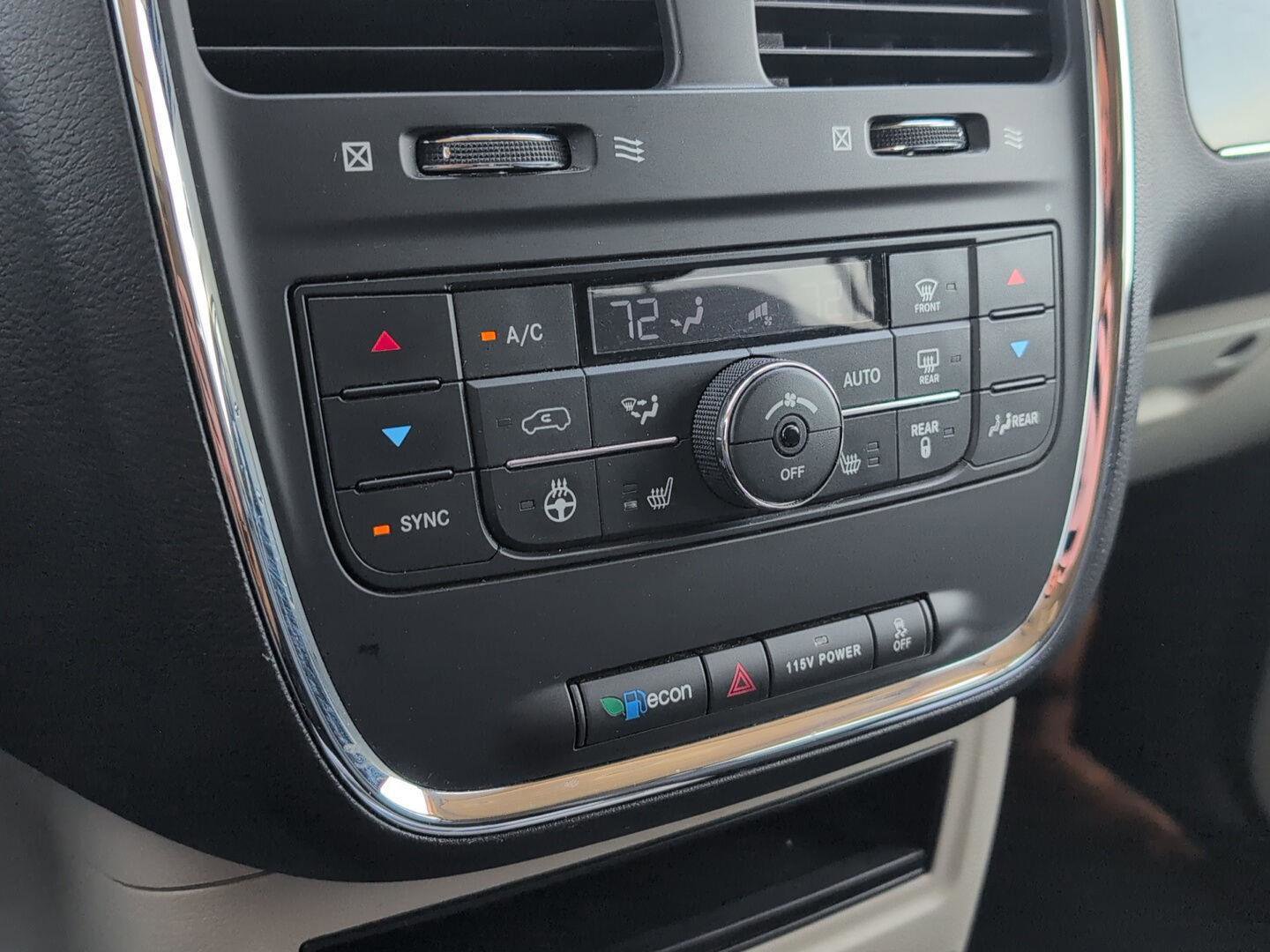 Used 2015 Chrysler Town & Country Touring-L w/ Driver Convenience Group image 30