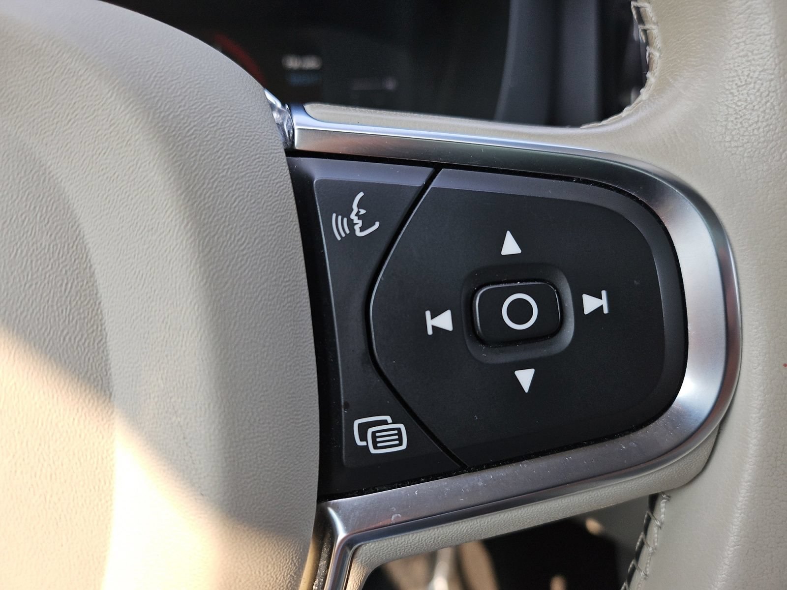 Used 2019 Volvo XC60 T5 Momentum w/ Premium Package FWD image 27