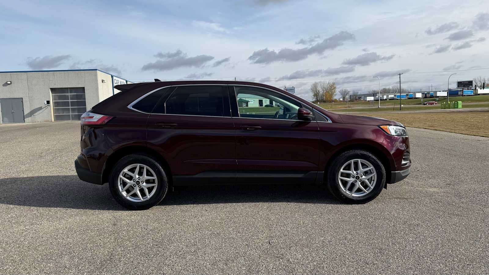 Used 2023 Ford Edge SEL image 3
