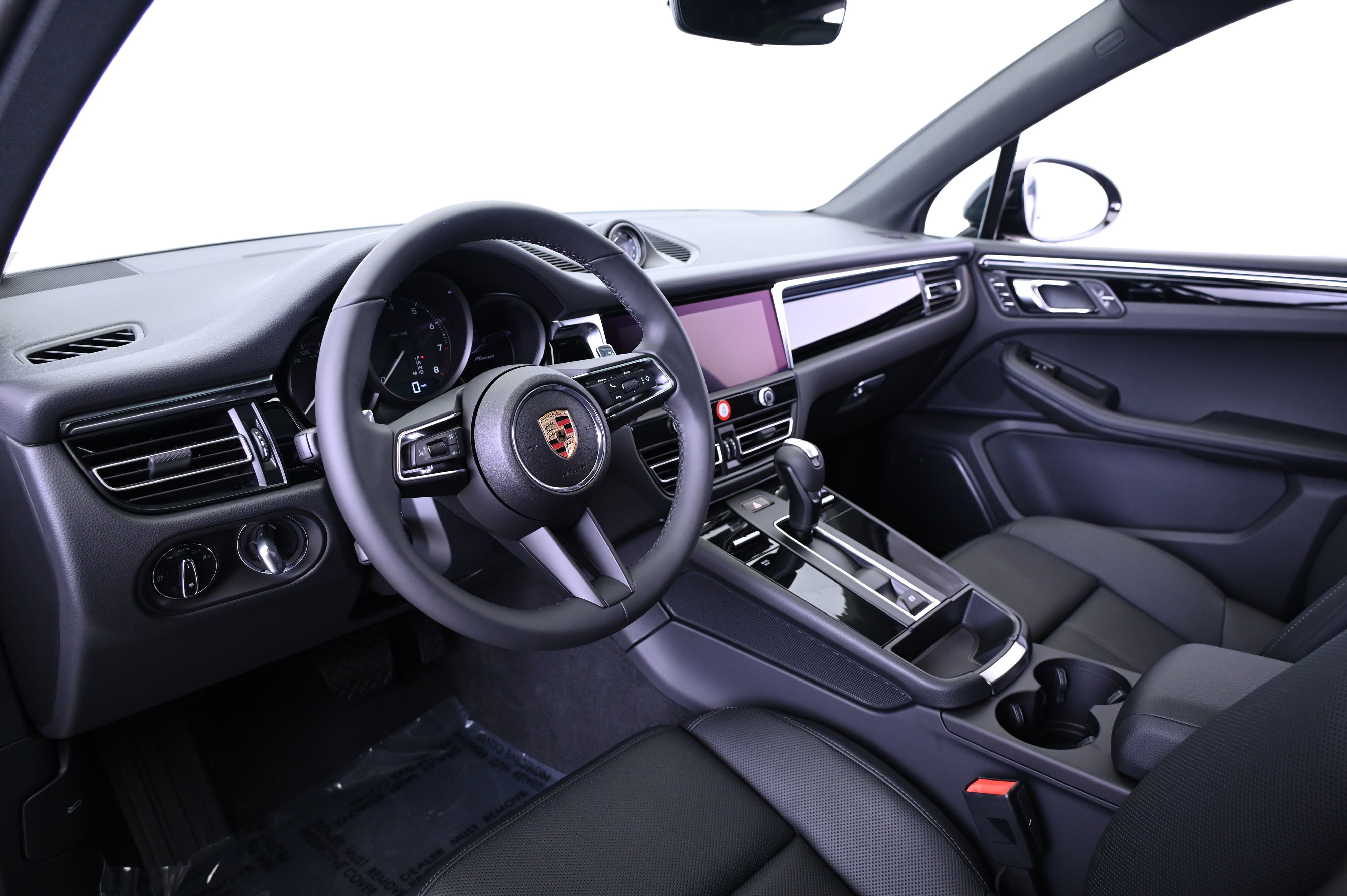 Certified 2025 Porsche Macan image 4