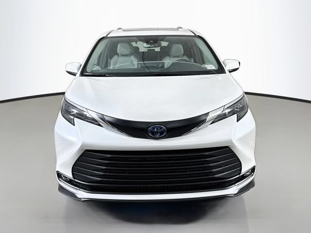 Used 2025 Toyota Sienna XLE FWD image 2