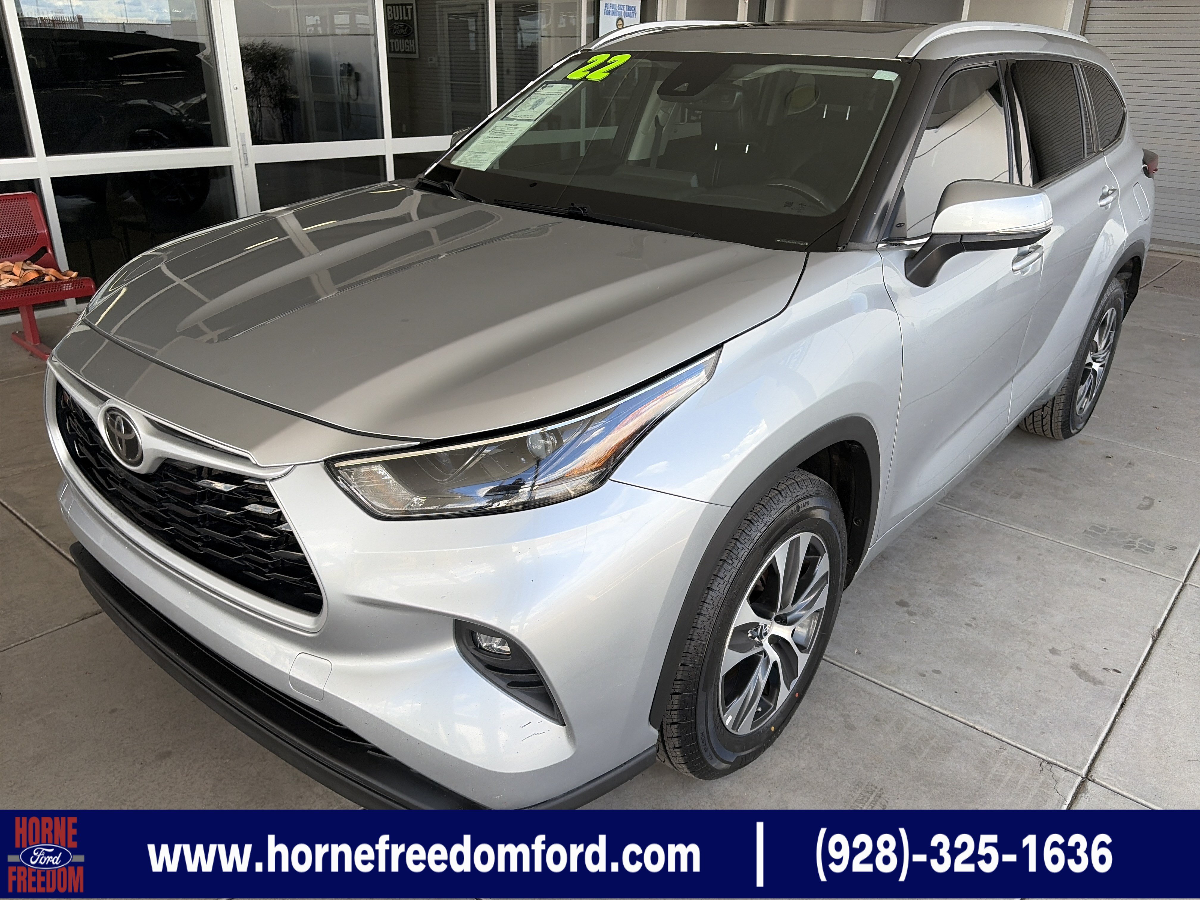 Used 2022 Toyota Highlander XLE FWD image 1