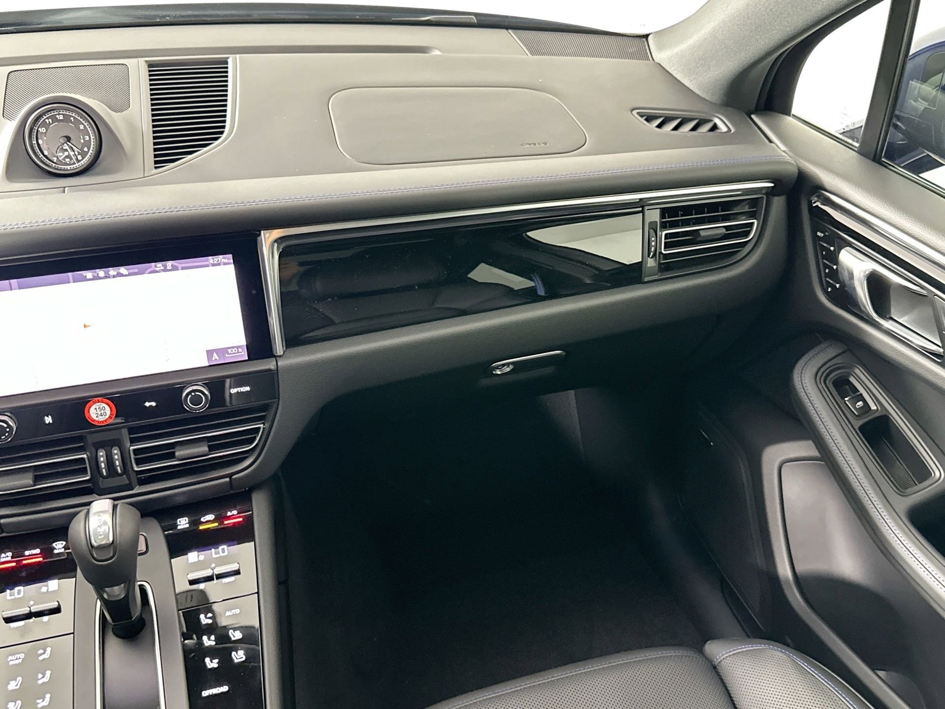 Certified 2025 Porsche Macan image 31