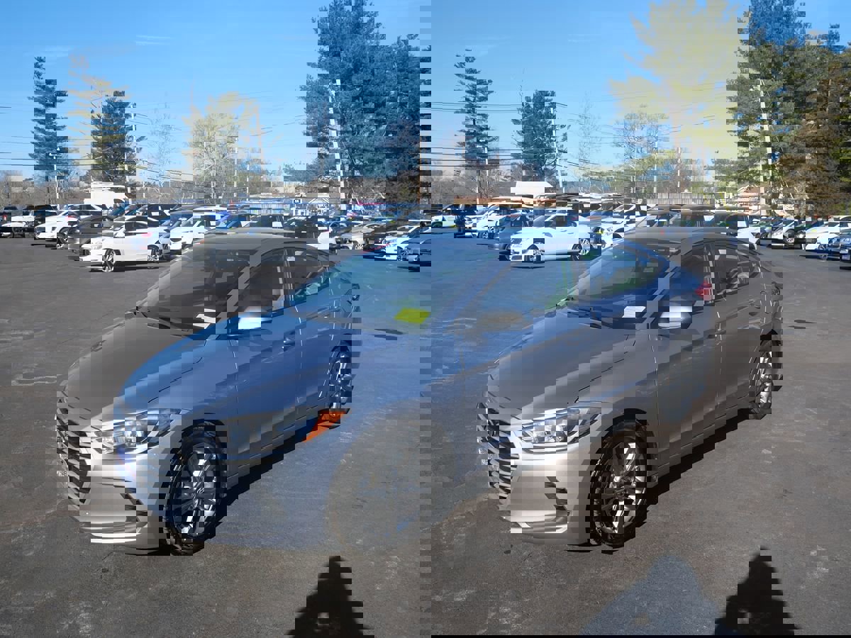 Used 2017 Hyundai Elantra SE image 1