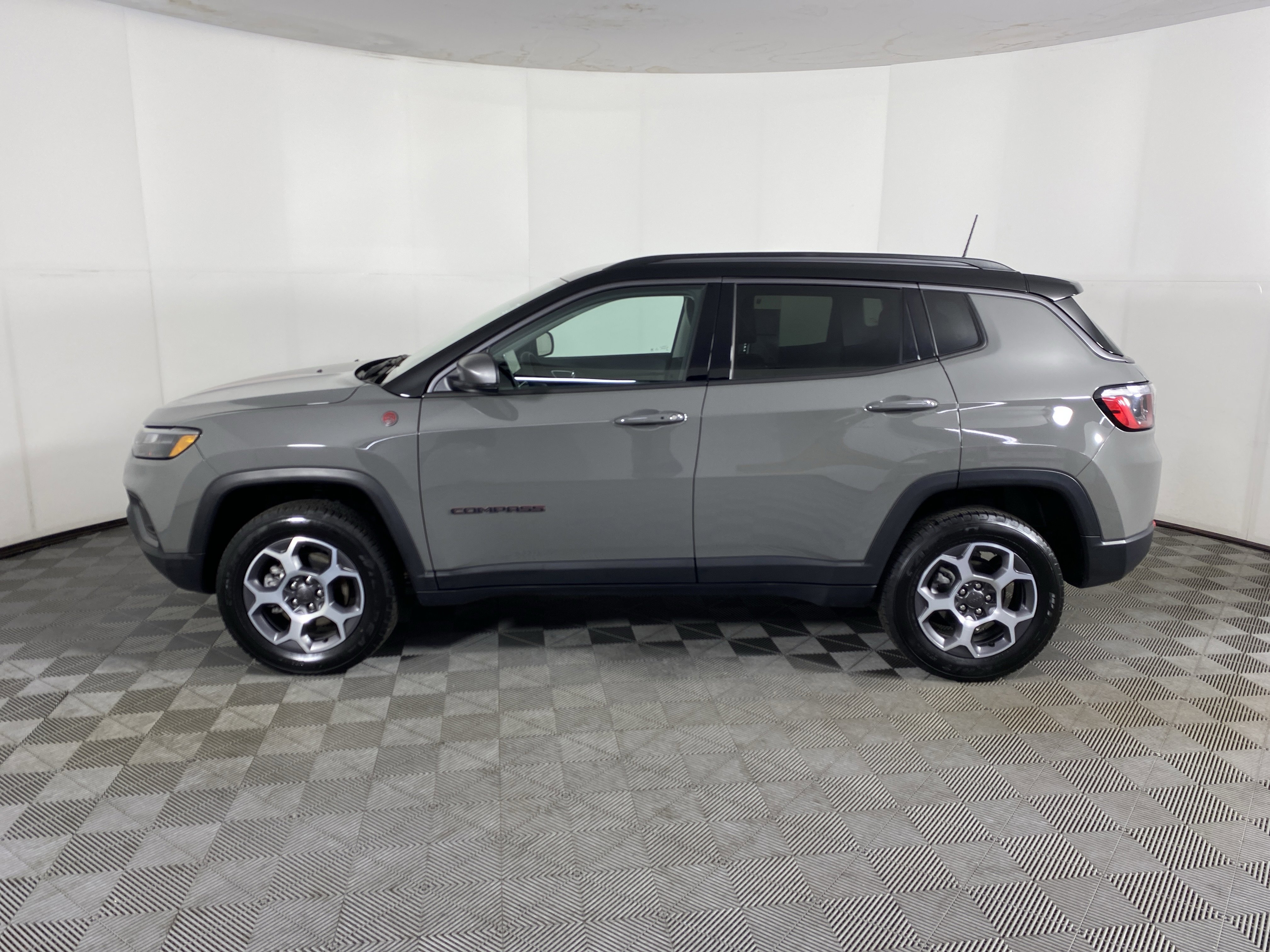 Used 2022 Jeep Compass Trailhawk w/ Trailer Tow Group AWD/4WD image 9