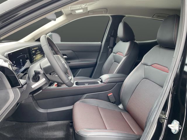 Certified 2025 Nissan Kicks SR image 4