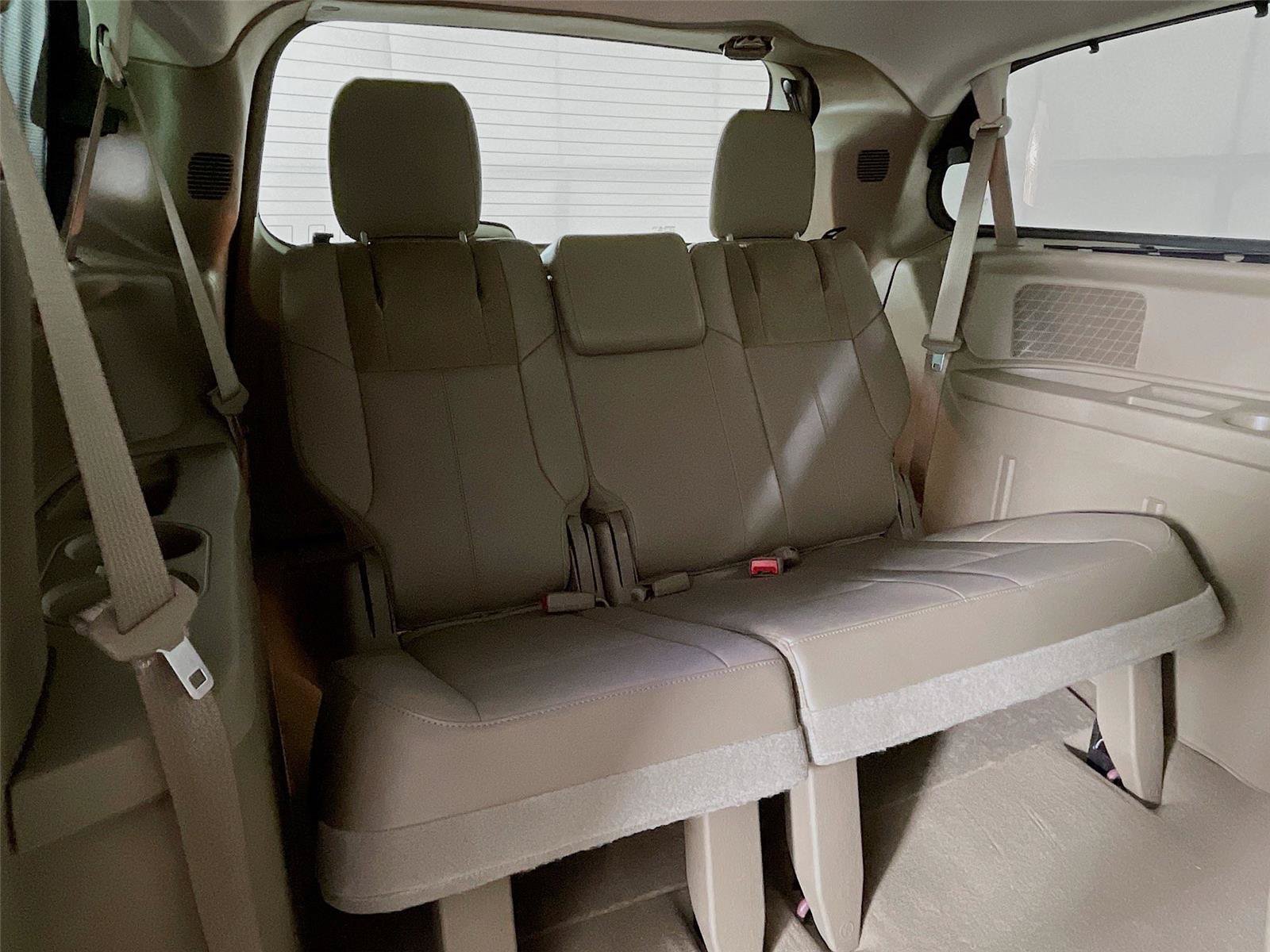 Used 2014 Chrysler Town & Country Limited w/ Luxury Group FWD image 30
